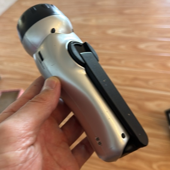 ❤️5 for $25❤️ - Hand Crank Flashlight no battery required perfect for hikers etc - Picture 7 of 9